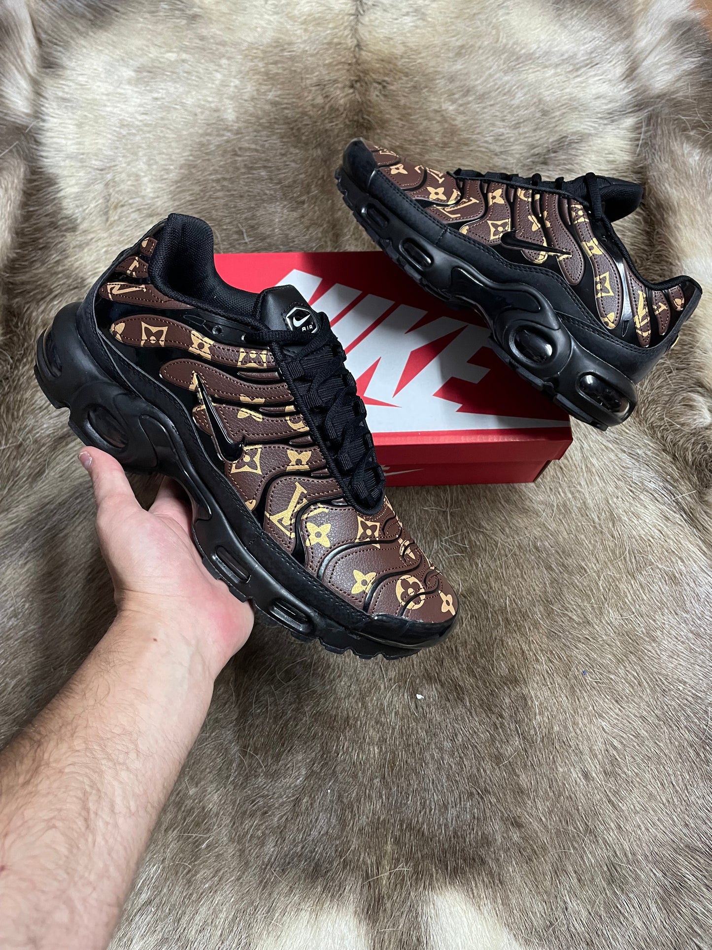 NIKE TN LV