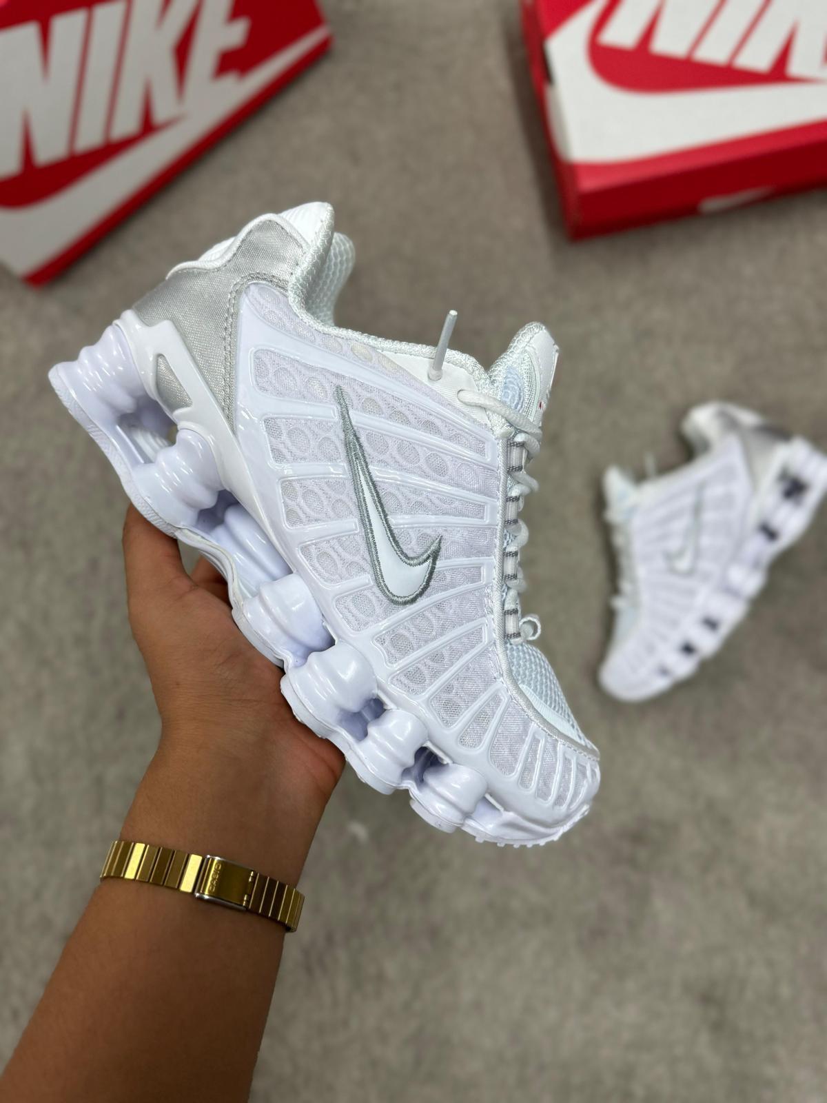 NIKE SHOX