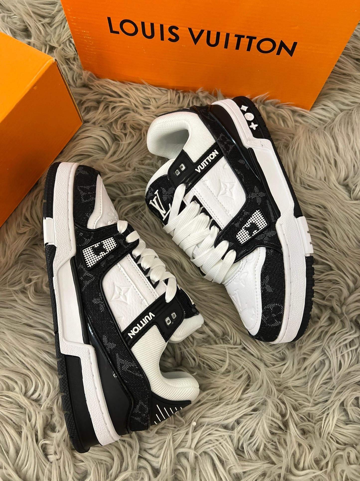 LOUIS VUITTON TRAINER NEGRO Y BLANCO